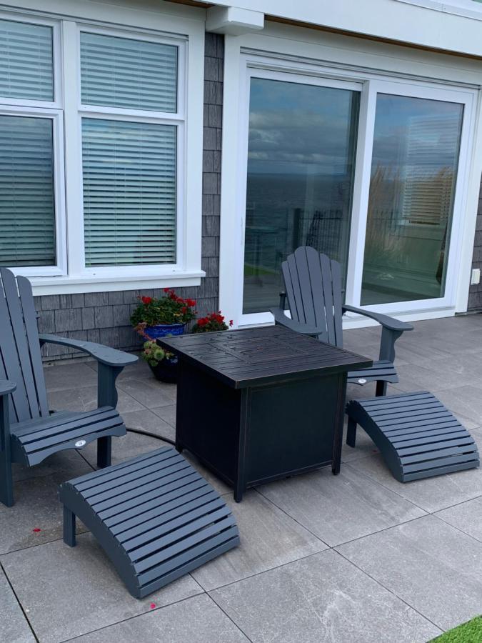 Ocean Front Private Suite Виктория Екстериор снимка