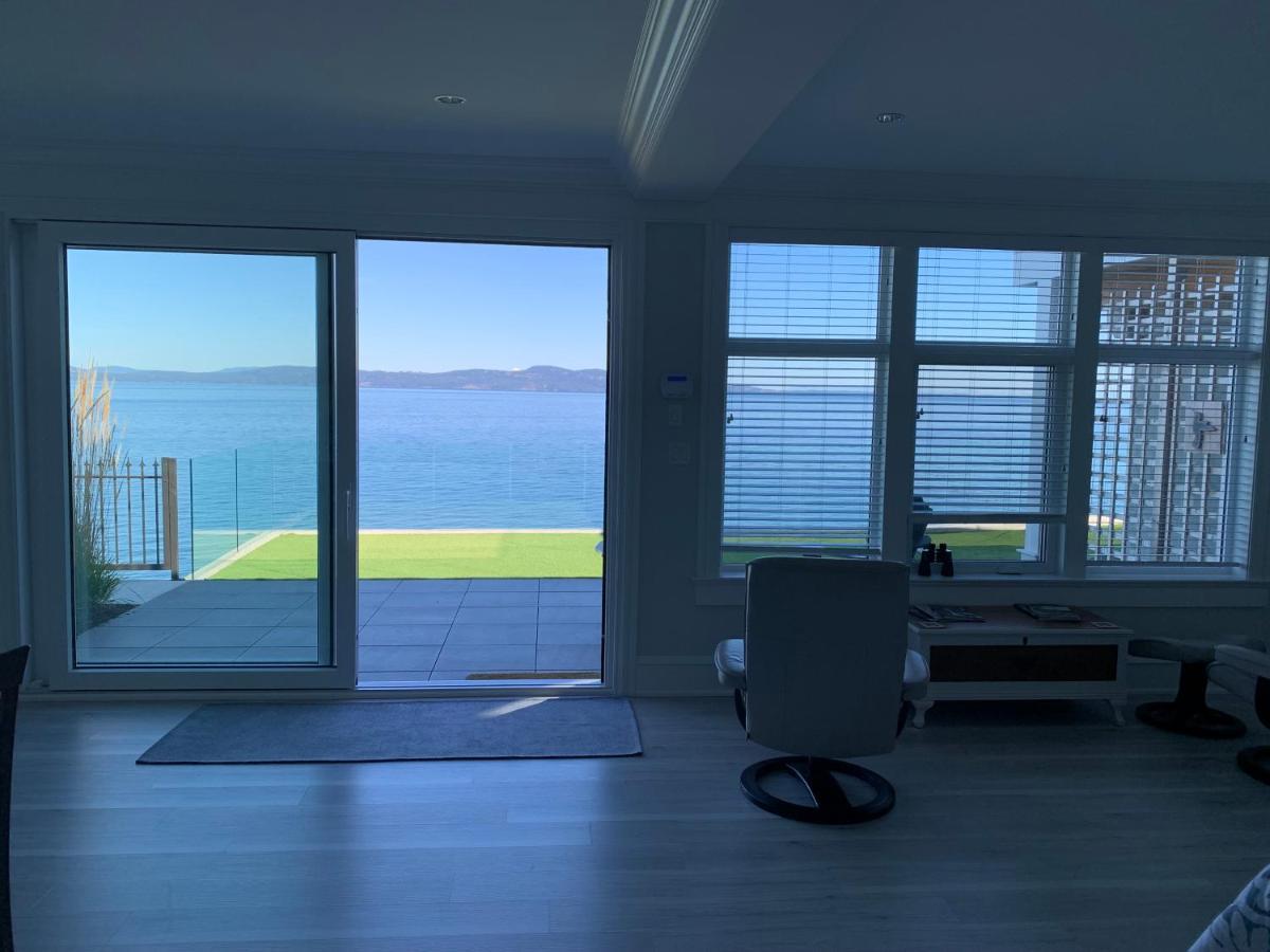 Ocean Front Private Suite Виктория Екстериор снимка