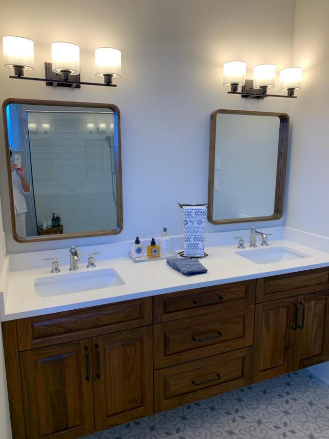 Ocean Front Private Suite Виктория Екстериор снимка